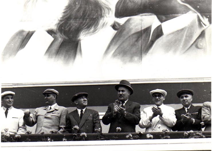 Gh. Gheorghiu-Dej, P. Borilă, S.I. Kavtaradze, Th. Georgescu, I. Chişinevschi, V. Luca, ş.a., în tribuna oficială din Piaţa Aviatorilor, la demonstraţia oamenilor muncii din Capitală, cu prilejul zilei de 1 Mai.(01.05.1952).