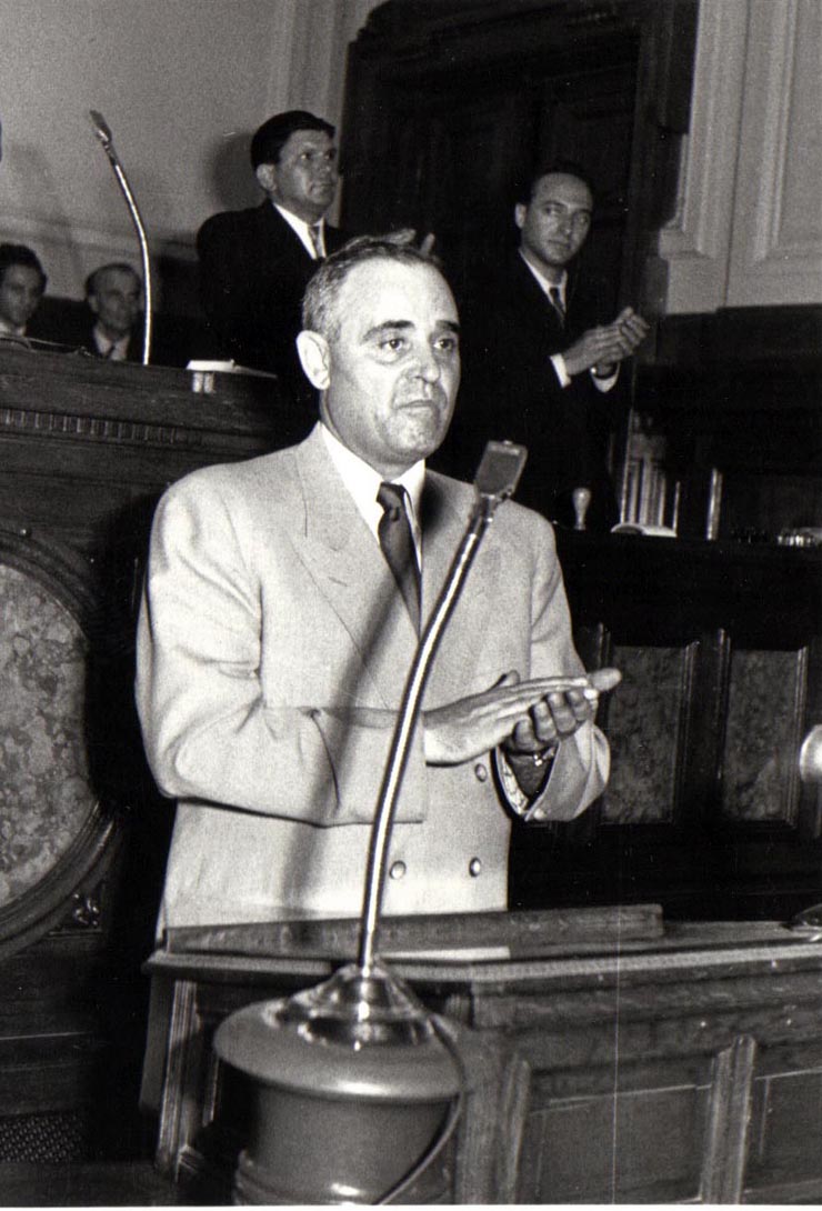 Gh. Gheorghiu-Dej la cea de-a 12-a sesiune ordinară a M.A.N. depunând jurământul cu prilejul alegerii sale în funcţia de Preşedinte al Consiliului de Miniştri al R.P.R.(2.06.1952).