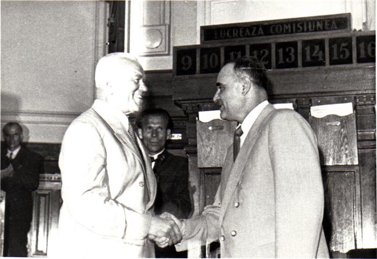 Gh. Gheorghiu-Dej este felicitat de către P. Groza, cu prilejul alegerii sale în funcţia de Preşedinte al Consiliului de Miniştri al R.P.R., la cea de-a 12-a sesiune a M.A.N.(2.06.1952).