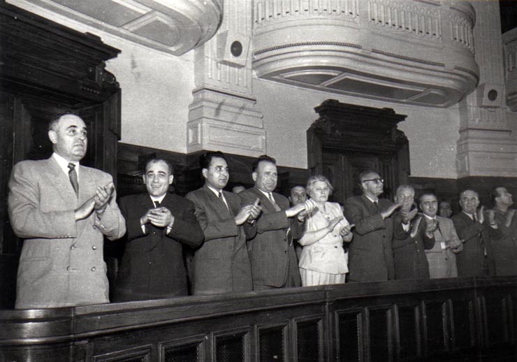 Gh. Gheorghiu-Dej, Chivu Stoica, Gh. Apostol, I. Chişinevschi, Ana Pauker, M. Constantinescu, E. Bodnăraş, P. Borilă, L. Rădăceanu, Al. Drăghici, ş.a., pe banca ministerială la M.A.N., cu prilejul celei de-a 12-a sesiuni ordinare unde s-au dezbătut şi aprobat proiectul de lege pentru organizarea judecătorească, proiectul de lege pentru înfiinţarea Procuraturii R.P.R. şi o serie de alte legi.(2.06.1952).