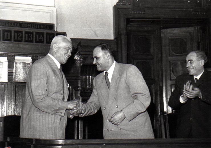 Gh. Gheorghiu-Dej felicită pe dr. P. Groza cu prilejul alegerii sale în funcţia de Preşedinte al Prezidiului M.A.N., la cea de-a 12-a sesiune a M.A.N. Este de faţă  I. Chişinevschi.(2.06.1952).