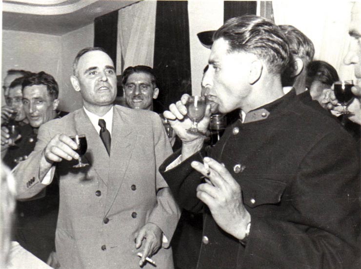 Gh. Gheorghiu-Dej în mijlocul stahanoviştilor şi fruntaşilor în producţie din întreprinderile carbonifere din ţară, cu prilejul întâlnirii acestora de la Consiliul de Miniştri al R.P.R.(17.06.1952).