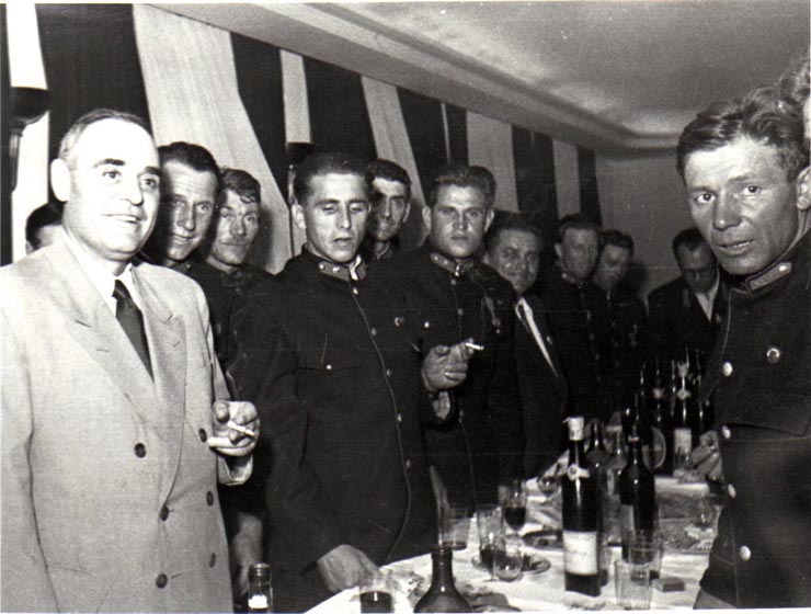 Gh. Gheorghiu-Dej în mijlocul stahanoviştilor şi fruntaşilor în producţie din întreprinderile carbonifere din ţară, cu prilejul întâlnirii acestora de la Consiliul de Miniştri al R.P.R.(17.06.1952).