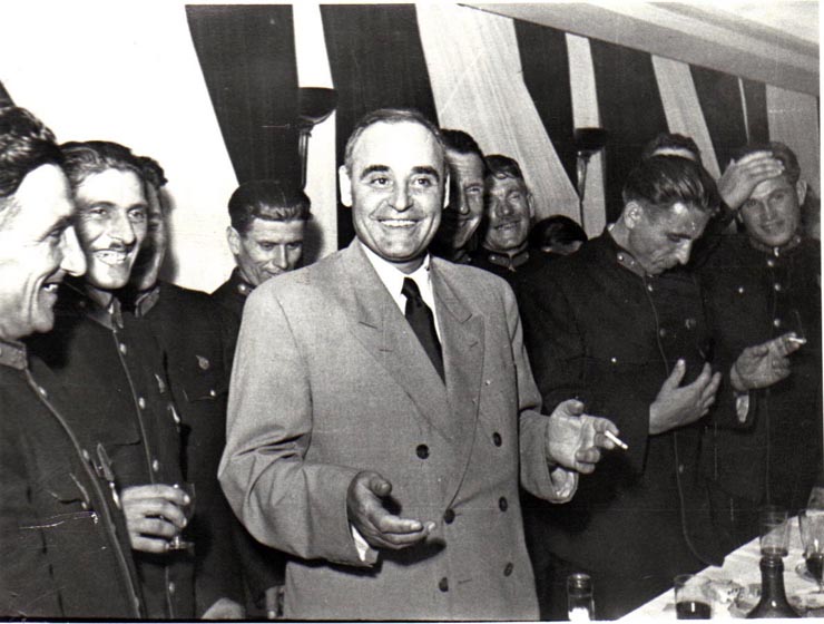 Gh. Gheorghiu-Dej în mijlocul stahanoviştilor şi fruntaşilor în producţie din întreprinderile carbonifere din ţară, cu prilejul întâlnirii acestora de la Consiliul de Miniştri al R.P.R.(17.06.1952).