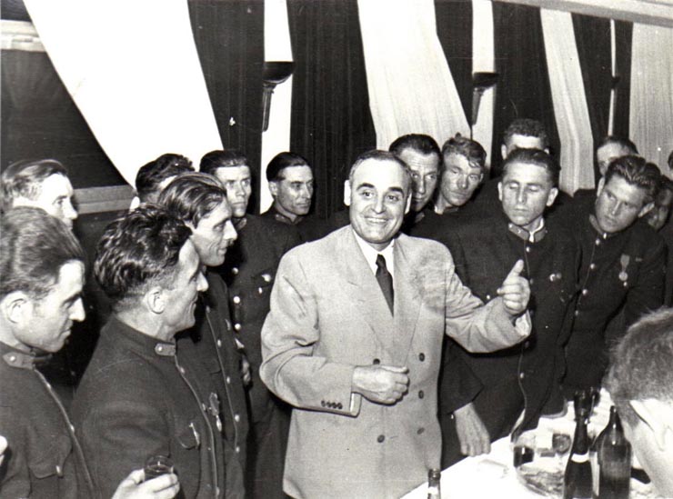 Gh. Gh.–Dej în mijlocul stahanoviştilor şi fruntaşilor în producţie din întreprinderile carbonifere din ţară, cu prilejul întâlnirii acestora de la Consiliul de Miniştri al R.P.R.(17.06.1952).