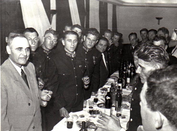 Gh. Gheorghiu-Dej în mijlocul stahanoviştilor şi fruntaşilor în producţie din întreprinderile carbonifere din ţară, cu prilejul întâlnirii acestora de la Consiliul de Miniştri al R.P.R.(17.06.1952).