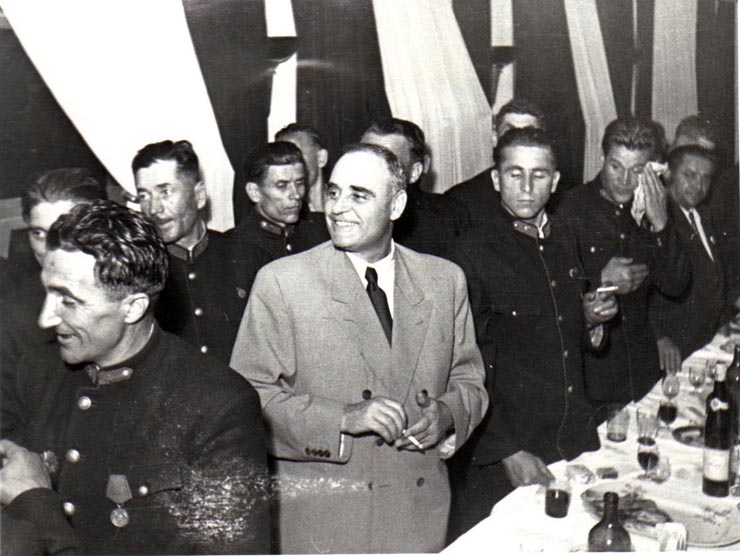 Gh. Gheorghiu-Dej în mijlocul stahanoviştilor şi fruntaşilor în producţie din întreprinderile carbonifere din ţară, cu prilejul întâlnirii acestora de la Consiliul de Miniştri al R.P.R.(17.06.1952).