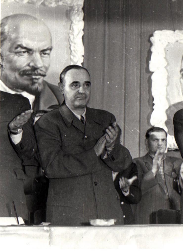 Gh. Gheorghiu-Dej, ş.a., în prezidiul Consfătuirii pe ţară a muncitorilor mineri din industria carboniferă, în sala Teatrului muncitoresc  - Petroşani.(28-29.06.1952).