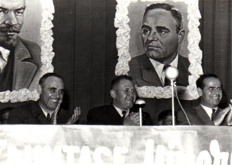 Gh. Gheorghiu-Dej, ş.a., în prezidiul Consfătuirii pe ţară a muncitorilor mineri din industria carboniferă, în sala Teatrului muncitoresc - Petroşani. Sunt prezenţi: Al. Moghioroş, ş.a.(28-29.06.1952).