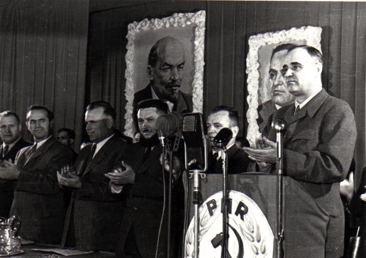 Gh. Gheorghiu-Dej, ş.a., în prezidiul Consfătuirii pe ţară a muncitorilor mineri din industria carboniferă, în sala Teatrului muncitoresc - Petroşani. Sunt prezenţi: Al. Moghioroş, Chivu Stoica, ş.a.(28-29.06.1952).