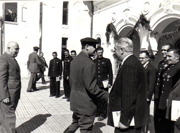 Gh. Gheorghiu-Dej la Petroşani, în mijlocul unui grup de mineri, cu prilejul Consfătuirii pe ţară a muncitorilor mineri din industria carboniferă.(28-29.06.1952).