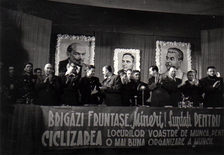 Gh. Gheorghiu-Dej, Al. Moghioroş, Chivu Stoica, M.B. Mitin, M. Constantinescu, ş.a., în prezidiul Consfătuirii pe ţară a muncitorilor mineri din industria carboniferă, din sala Teatrului muncitoresc  - Petroşani.(28-29.06.1952).