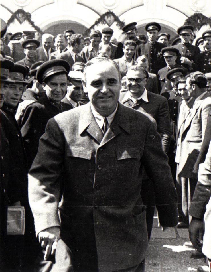 Gh. Gheorghiu-Dej la Petroşani, în mijlocul unui grup de mineri cu prilejul Consfătuirii pe ţară a muncitorilor mineri din industria carboniferă. Sunt prezenţi: M. Constantinescu, ş.a.(28-29.06.1952).