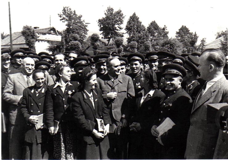 Gh. Gheorghiu-Dej la Petroşani, în mijlocul unui grup de mineri cu prilejul Consfătuirii pe ţară a muncitorilor mineri din industria carboniferă. (28-29.06.1952).