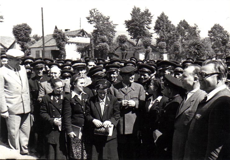 Gh. Gheorghiu-Dej la Petroşani, în mijlocul unui grup de mineri cu prilejul Consfătuirii pe ţară a muncitorilor mineri din industria carboniferă. (28-29.06.1952).