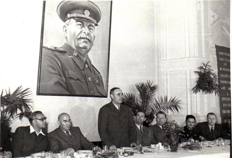 Gh. Gheorghiu-Dej, Al. Moghioroş, Chivu Stoica, M.B. Mitin, M. Constantinescu, Mihai Mugic, ş.a., la masa oferită cu prilejul Consfătuirii pe ţară a muncitorilor mineri din industria carboniferă, la Petroşani.(28-29.06.1952).