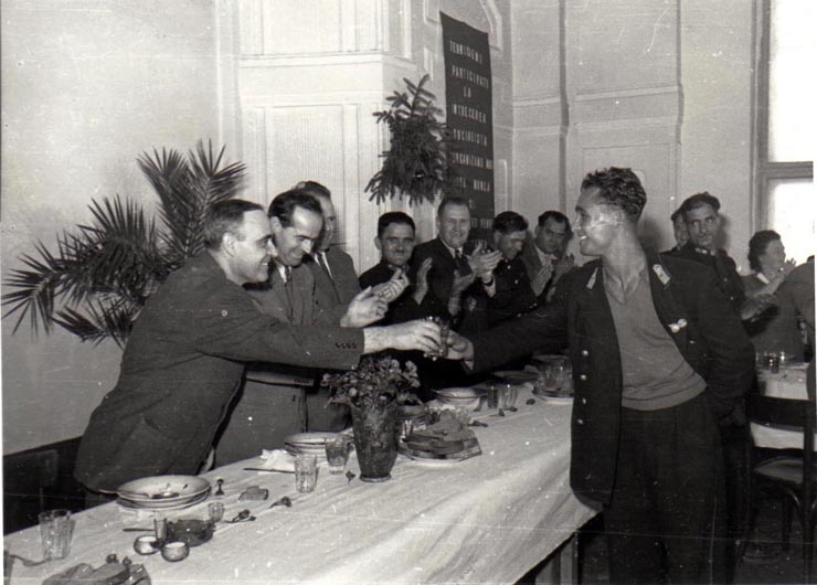 Gh. Gheorghiu-Dej, Al. Moghioroş, Chivu Stoica, Mihai Mugic, M.  Moraru (sindicate), ş.a., la masa oferită cu prilejul Consfătuirii pe ţară a muncitorilor mineri din industria carboniferă, la Petroşani. Gh. Gh.–Dej ciocneşte paharul cu un miner.(28-29.06.1952).