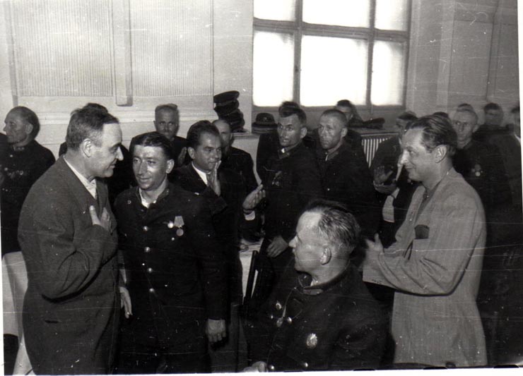 Gh. Gheorghiu-Dej se întreţine cu un grup de participanţi la Consfătuirea pe ţară a muncitorilor mineri din industria carboniferă, la Petroşani. (28-29.06.1952).