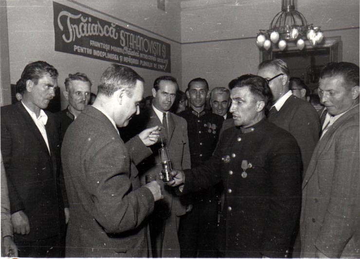Gh. Gheorghiu-Dej se întreţine cu un grup de participanţi la Consfătuirea pe ţară a muncitorilor mineri din industria carboniferă, la Petroşani. Sunt prezenţi: Al. Moghioroş, ş.a.(28-29.06.1952).
