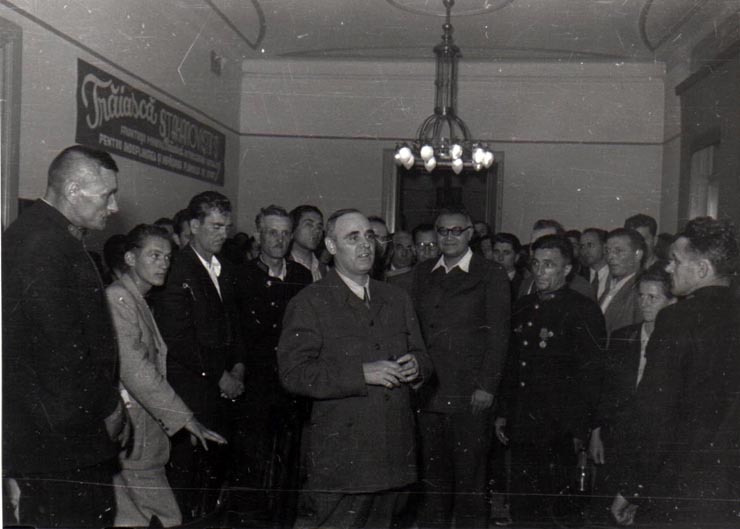 Gh. Gheorghiu-Dej se întreţine cu un grup de participanţi la Consfătuirea pe ţară a muncitorilor mineri din industria carboniferă, la Petroşani. Sunt prezenţi: M. Constantinescu, Kapiten Gheza, ş.a.(28-29.06.1952).