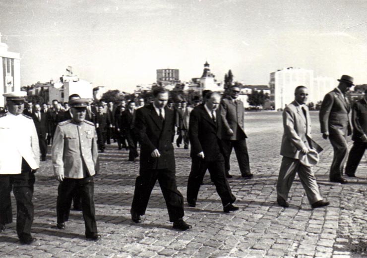 Gh. Gheorghiu-Dej, P. Groza, M. Constantinescu, V.V. Kuzneţov, ş.a., îndreptându-se spre Monumentul Eroilor Sovietici din Piaţa Victoriei pentru a participa la solemnitatea depunerii de coroane de flori cu prilejul celei de-a 8-a aniversări a eliberării României de sub jugul fascist.(22.08.1952).