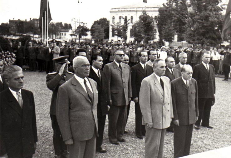 Gh. Gheorghiu-Dej, P. Groza, M. Constantinescu, Marin Florea Ionescu, I. Chişinevschi, E. Bodnăraş, Al. Moghioroş, Al. Drăghici, P. Borilă, P. Constantinescu-Iaşi, Chivu Stoica, ş.a., la solemnitatea de la Monumentul Eroilor Sovietici din Piaţa Victoriei, cu prilejul celei de-a 8-a aniversări a eliberării României de sub jugul fascist.(22.08.1952).