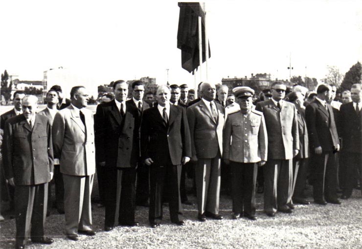 Gh. Gheorghiu-Dej, P. Groza, M. Constantinescu, I. Chişinevschi, P. Borilă, Al. Moghioroş, Chivu Stoica, V.V. Kuzneţov, ş.a., la solemnitatea de la Monumentul Eroilor Sovietici din Piaţa Victoriei, cu prilejul celei de-a 8-a aniversări a eliberării României de sub jugul fascist.(22.08.1952).