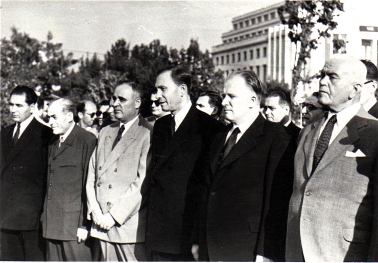 Gh. Gheorghiu-Dej, P. Groza, I. Chişinevschi, V.V. Kuzneţov, Gh. Apostol, ş.a., la solemnitatea de la Monumentul Eroilor Sovietici din Piaţa Victoriei, cu prilejul celei de-a 8-a aniversări a eliberării României de sub jugul fascist.(22.08.1952).