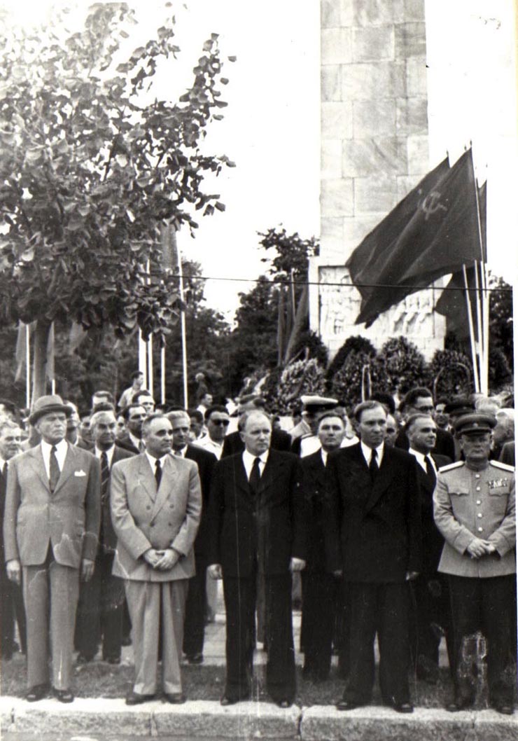 Gh. Gheorghiu-Dej, P. Groza, P. Constantinescu-Iaşi, Marin Florea Ionescu, V.V. Kuzneţov, ş.a., la solemnitatea de la Monumentul Eroilor Sovietici din Piaţa Victoriei, cu prilejul celei de-a 8-a aniversări a eliberării României de sub jugul fascist.(22.08.1952).