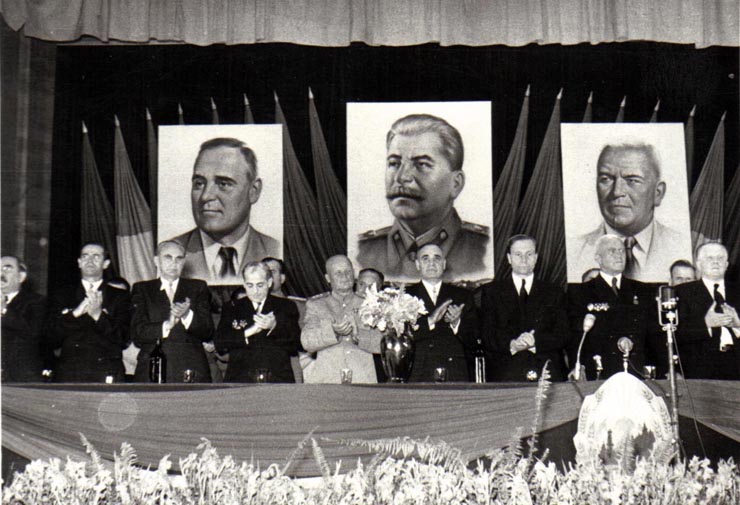 Gh. Gheorghiu-Dej, P. Groza, V.V. Kuzneţov, I. Chişinevschi, Al. Moghioroş, A.I. Leontiev, ambasadorul Uniunii Sovietice, ş.a., în prezidiul adunării festive care a avut loc la Teatrul de Vară din parcul Herăstrău, în cinstea celei de-a 8-a aniversări a eliberării României de sub jugul fascist.(22.08.1952).