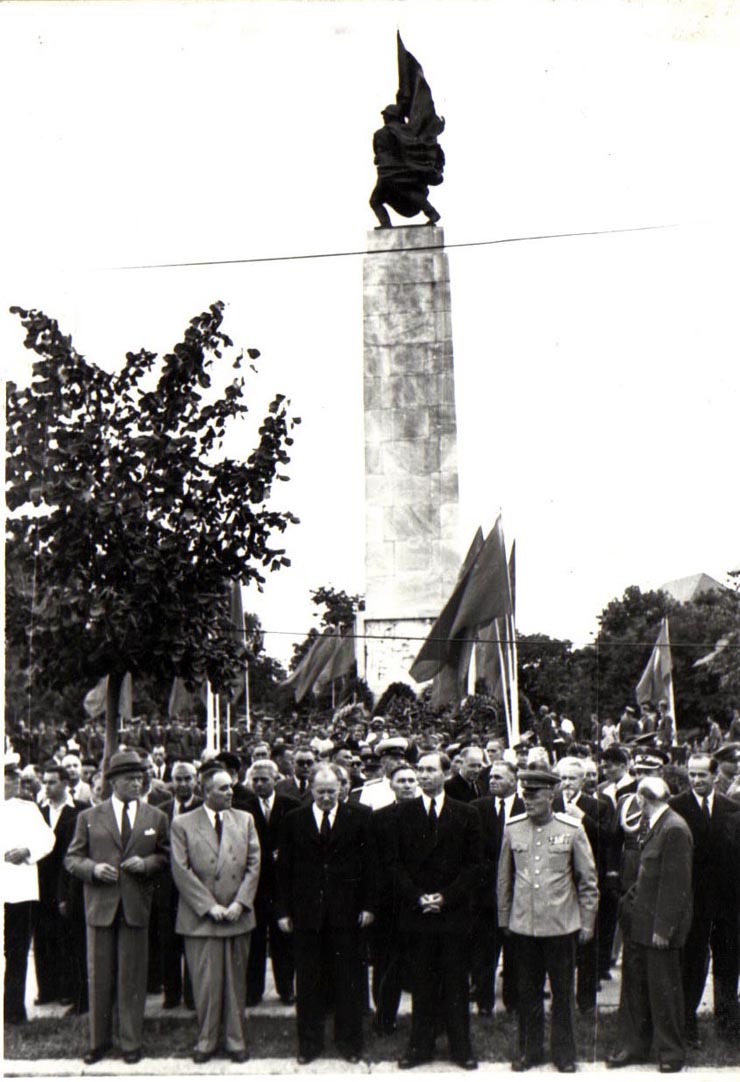 Gh. Gheorghiu-Dej, P. Groza, V.V. Kuzneţov, I. Chişinevschi, Al. Moghioroş, M.B. Mitin,  G-ral F.I. Golikov, Şt. Voitec, Gh. Apostol, ş.a., la solemnitatea depunerii unor coroane de flori la Monumentul Eroilor Sovietici din Piaţa Victoriei.(22.08.1952).