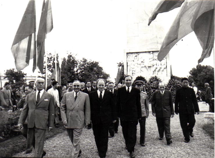 Gh. Gheorghiu-Dej, P. Groza, V.V. Kuzneţov, I. Chişinevschi, Al. Moghioroş, M.B. Mitin, Gh. Apostol, C. Pârvulescu, M. Florea Ionescu, E. Bodnăraş, ş.a., la solemnitatea depunerii unor coroane de flori la Monumentul Eroilor Sovietici din Piaţa Victoriei.(22.08.1952).