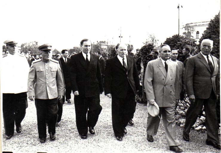 Gh. Gheorghiu-Dej, P. Groza, V.V. Kuzneţov, M.B. Mitin, Gh. Apostol, ş.a., la solemnitatea depunerii unor coroane de flori la Monumentul Eroilor Sovietici din Piaţa Victoriei.(22.08.1952).