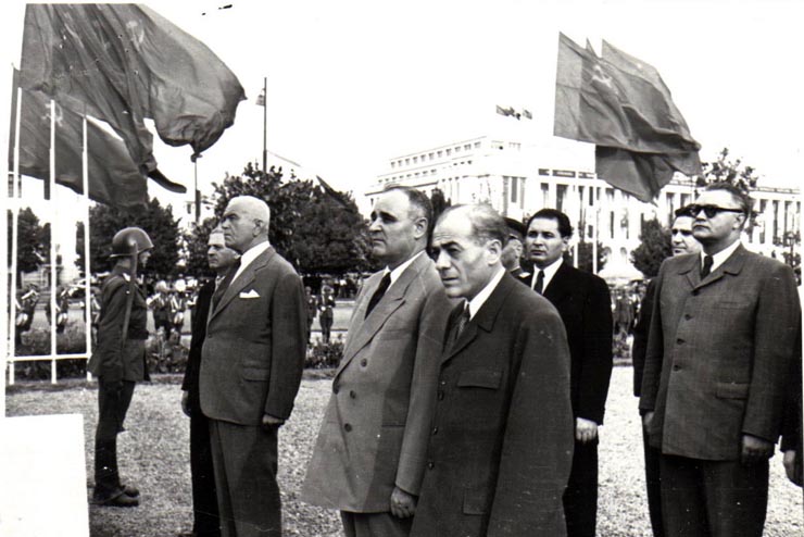 Gh. Gheorghiu-Dej, P. Groza, Gh. Apostol, M. Florea Ionescu, I. Chişinevschi, Simion Bughici, M. Constantinescu, ş.a., la solemnitatea depunerii unor coroane de flori la Monumentul Eroilor Sovietici din Piaţa Victoriei.(22.08.1952).