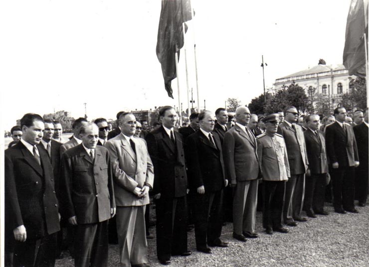 Gh. Gheorghiu-Dej, P. Groza, M. Constantinescu, P. Borilă,, Al. Moghioroş, Chivu Stoica, V.V. Kuzneţov, I. Chişinevschi, ş.a., la solemnitatea depunerii unor coroane de flori la Monumentul Eroilor Sovietici din Piaţa Victoriei.(22.08.1952).