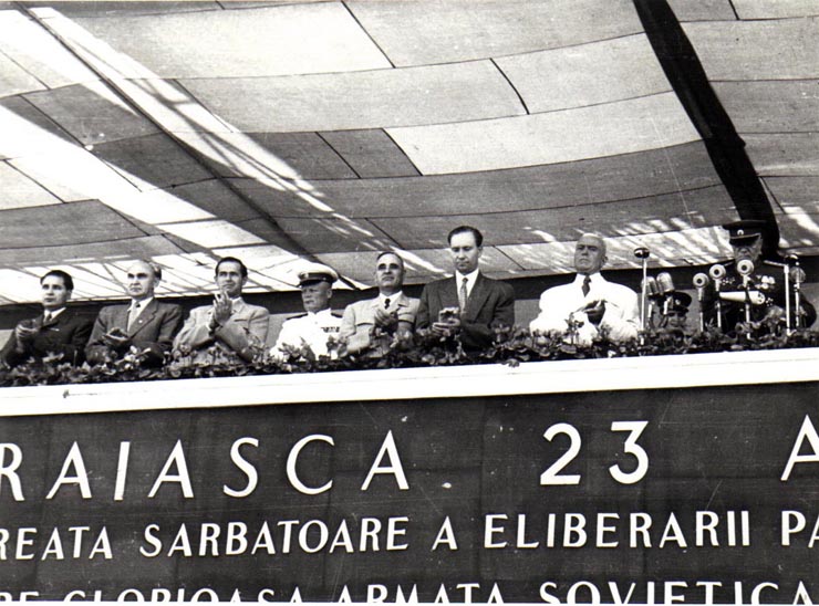 Gh. Gheorghiu-Dej, P. Groza, Al. Moghioroş, V.V. Kuzneţov, E. Bodnăraş, Gh. Apostol, ş.a., în tribuna oficială de la demonstraţia cu prilejul zilei de 23 August 1952 (Piaţa Aviatorilor).(23.08.1952).