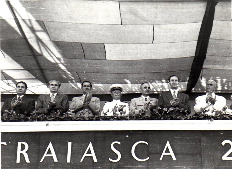 Gh. Gheorghiu-Dej, P. Groza, Al. Moghioroş, V.V. Kuzneţov, Gh. Apostol, G-ral F.I. Golikov, A.I. Leontiev, ş.a., în tribuna oficială de la demonstraţia cu prilejul zilei de 23 August 1952 (Piaţa Aviatorilor).(23.08.1952).