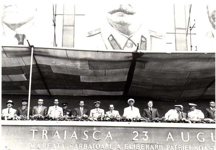 Gh. Gheorghiu-Dej, P. Groza, E. Bodnăraş, V.V. Kuzneţov (conducătorul delegaţiei sovietice), Al. Moghioroş, I. Chişinevschi, Nagy  Imre, G-ral F.I. Golikov, M. (Piaţa Aviatorilor).(23.08.1952).Constantinescu, Gh. Apostol, ş.a., în tribuna oficială la parada militară şi demonstraţia oamenilor muncii din Capitală, cu prilejul zilei de 23 August 1952