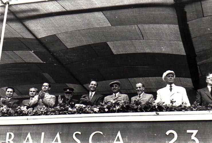Gh. Gheorghiu-Dej, P. Groza, E. Bodnăraş, V.V. Kuzneţov (conducătorul delegaţiei sovietice), Gh. Apostol, Al. Moghioroş, I. Chişinevschi, ş.a., în tribuna oficială la parada militară şi demonstraţia oamenilor muncii din Capitală, cu prilejul zilei de 23 August 1952 (Piaţa Aviatorilor).(23.08.1952).