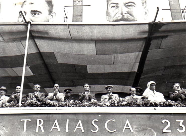 Gh. Gheorghiu-Dej, P. Groza, E. Bodnăraş, V.V. Kuzneţov (conducătorul delegaţiei sovietice), Al. Moghioroş, I. Chişinevschi, Gh. Apostol, ş.a., în tribuna oficială la parada militară şi demonstraţia oamenilor muncii din Capitală, cu prilejul zilei de 23 August 1952 (Piaţa Aviatorilor).(23.08.1952).