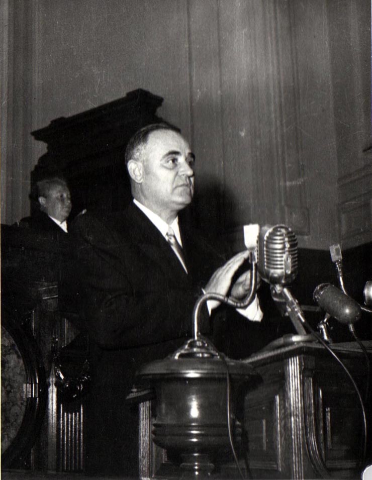 Gh. Gheorghiu-Dej în tribuna M.A.N., la finalul celei de-a XIII-a sesiuni în cadrul căreia s-a expus proiectul noii Constituţii a R.P.R. În rândul doi: Liuba Chişinevschi.(22.09.1952).