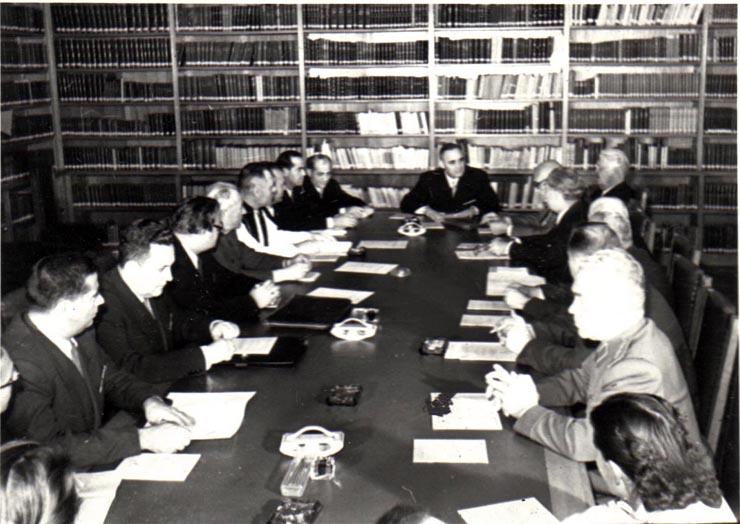 Gh. Gheorghiu-Dej Dej discutând proiectul noii Constituţii a R.P.R., la cea de-a XIII-a sesiune a M.A.N. Sunt de faţă: Tr. Săvulescu, Gheorghe Florescu, L. Răutu, M. Constantinescu, Gh. Stoica, Chivu Stoica, Al. Moghioroş, I. Chişinevschi, M. Sadoveanu, P. Constantinescu-Iaşi, E. Bodnăraş, ş.a.(22-25.09.1952).