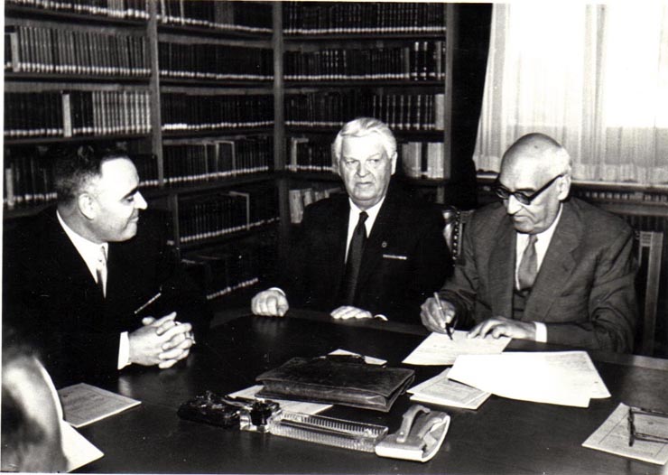 Gh. Gheorghiu-Dej, Tr. Săvulescu, M. Sadoveanu la cea de-a XIII-a sesiune a M.A.N., în cadrul căreia s-a dezbătut şi votat proiectul noii Constituţii a R.P.R.(22-25.09.1952).