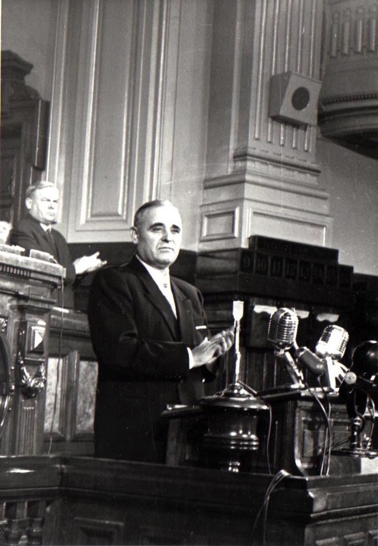 Gh. Gheorghiu-Dej la finalul celei de-a XIII-a sesiuni a M.A.N. în cadrul căreia s-a expus raportul proiectului noii Constituţii a R.P.R. Sunt de faţă: Filip Geltz, ş.a.(22-25.09.1952).