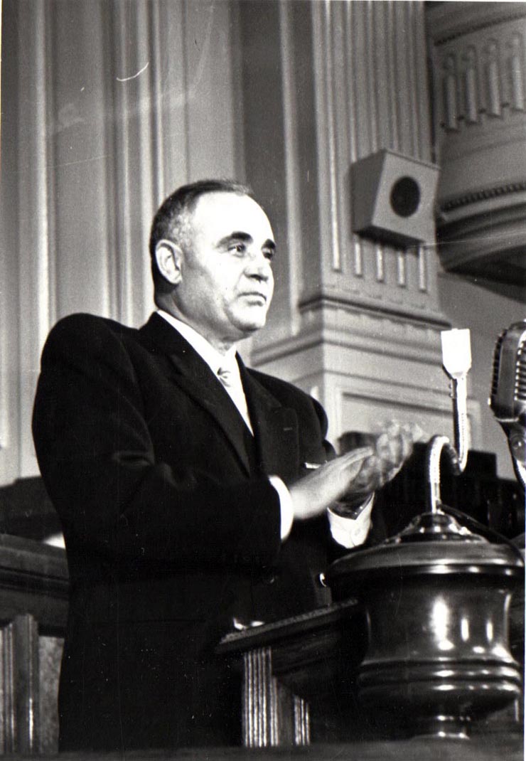 Gh. Gheorghiu-Dej la finalul celei de-a XIII-a sesiuni a M.A.N. în cadrul căreia s-a expus raportul proiectului noii Constituţii a R.P.R.        (22-25.09.1952).