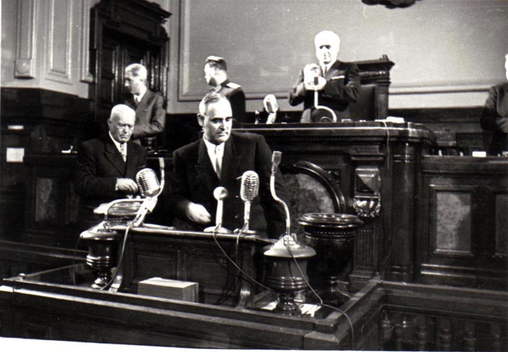 Gh. Gheorghiu-Dej, P. Groza, M. Burcă, D-tru Coliu, la cea de-a XIII-a sesiune a M.A.N. în momentul votării noii Constituţii a R.P.R.(22-25.09.1952).