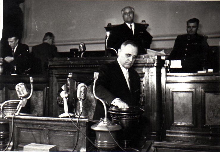 Gh. Gheorghiu-Dej la M.A.N. votând Constituţia R.P.R. Sunt prezenţi: Gh. Marusi, M. Burcă, D-tru Coliu, ş.a.(22-25.09.1952).