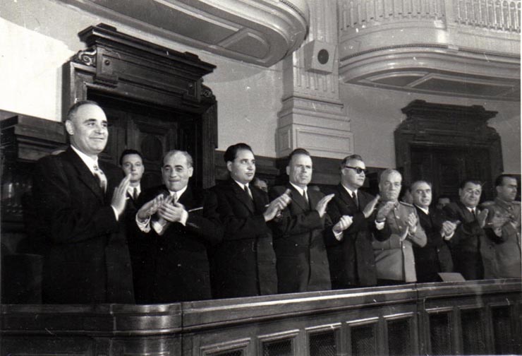 Gh. Gheorghiu-Dej, Gh. Apostol, I. Chişinevschi, Chivu Stoica,  M. Constantinescu, P. Borilă, E. Bodnăraş, D-tru Petrescu,. Al. Drăghici, ş.a., pe banca ministerială la lucrările celei de-a XIII-a sesiune a M.A.N. unde s-au dezbătut o serie de probleme şi s-a supus spre aprobare proiectul noii Constituţii a R.P.R.(22-25.09.1952).