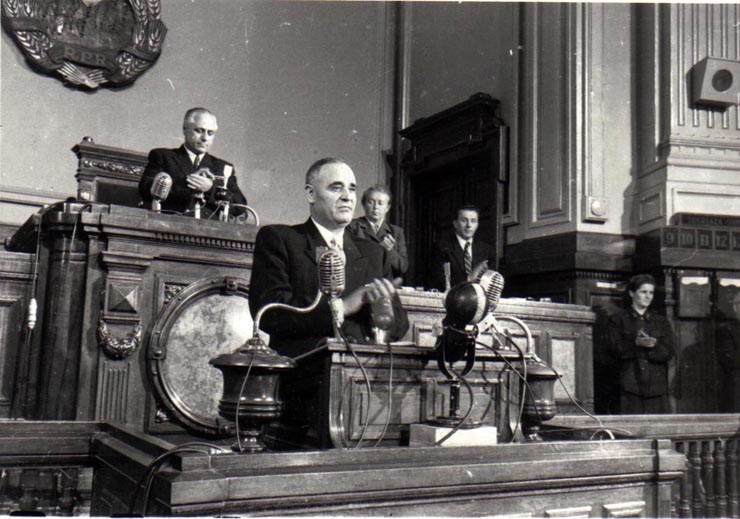 Gh. Gheorghiu-Dej la finalul celei de-a XIII-a sesiuni a M.A.N. în cadrul căreia s-a expus raportul proiectului noii Constituţii a R.P.R. Sunt de faţă: D-tru Coliu, Liuba Chişinevschi, Gh. Marusi, ş.a.(22-25.09.1952).