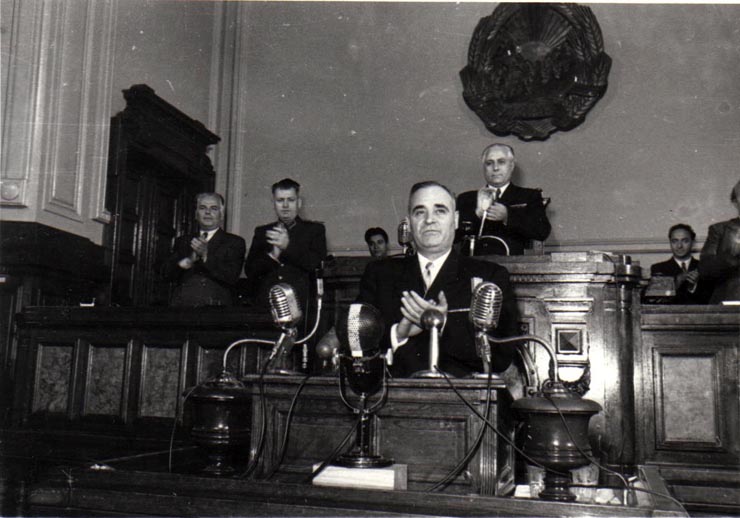 Gh. Gheorghiu-Dej la finalul celei de-a XIII-a sesiuni a M.A.N. în cadrul căreia s-a expus raportul proiectului noii Constituţii a R.P.R. Sunt de faţă: D-tru Coliu, M. Burcă, V. Vâlcu,  ş.a. (22-25.09.1952).